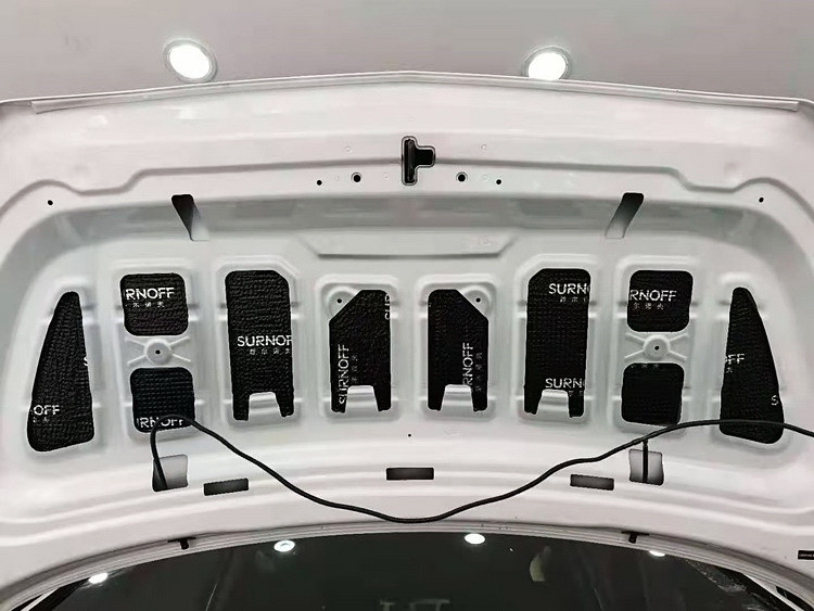 4对引擎盖做第一层止振处理.jpg