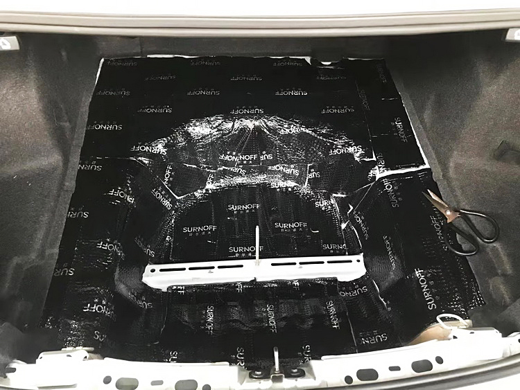 13，使用SU200减震胶对后备箱做止振处理.jpg