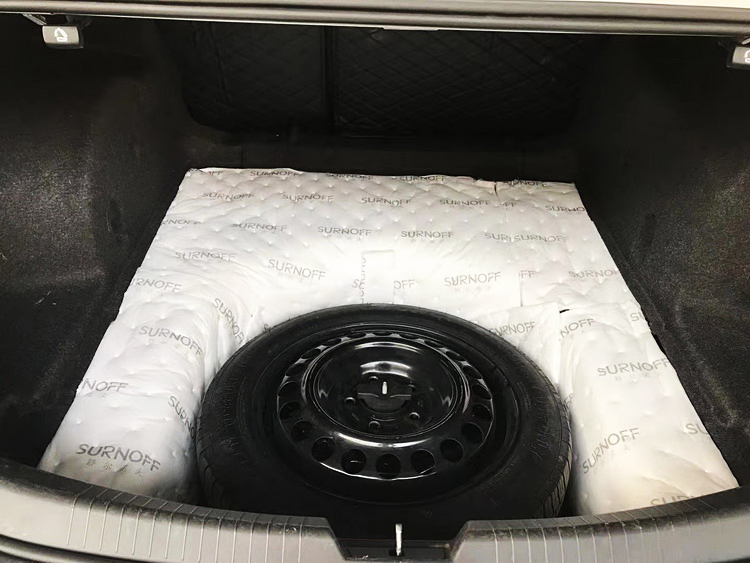 15，使用SR100白棉对后备箱做吸音处理.jpg