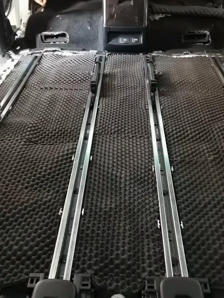 15，使用SR150高弹棉对底盘做吸音处理.jpg
