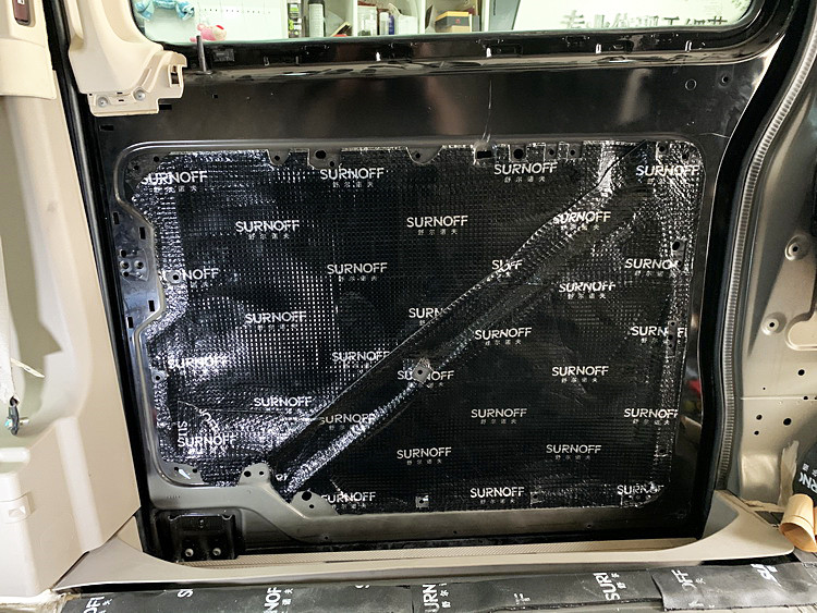 15使用SU200减震胶，对后门板第二层止振处理.jpg