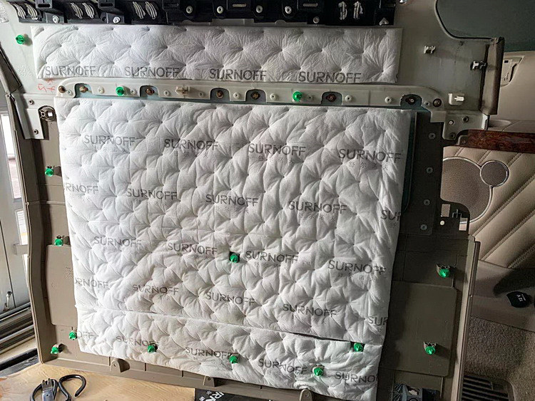 16使用SR100消音棉，对后门板饰盖做吸音处理.jpg