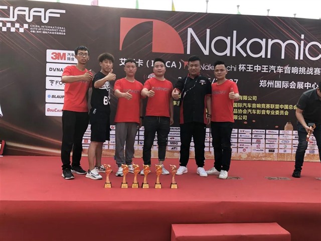 19舒尔诺夫隔音运营总监高峰（右）与获奖选手合影.jpg