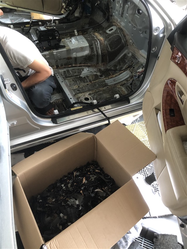 1630115776668371040.jpg 1-1改装师正在铲除沥青材料.jpg