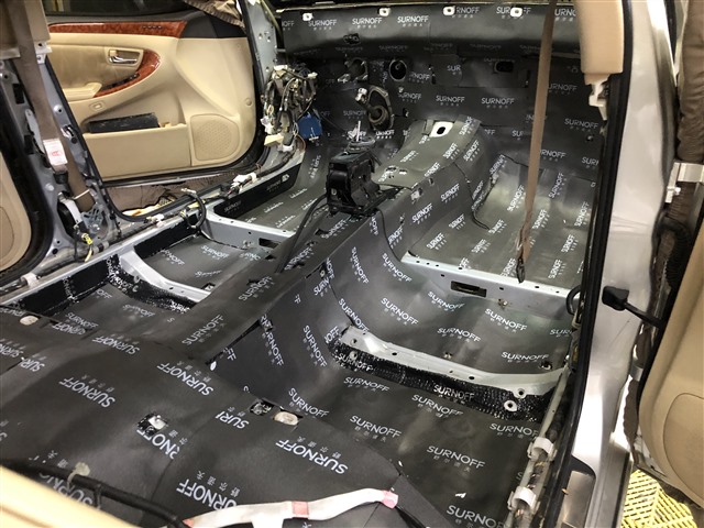 1630115810496641724.jpg 4防火墙、底盘第二层粘贴舒尔诺夫SO450T隔音垫.jpg