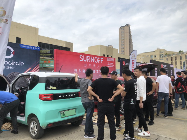 1工作人员给前来围观人员介绍汽车隔音的重要性（可用封面图）.jpg