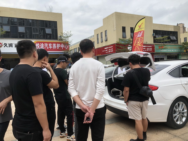 3 比赛现场车辆人气围观.jpg