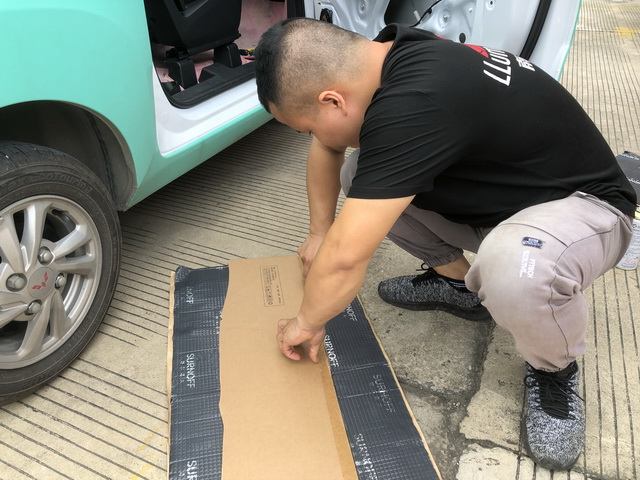 5对隔音材料进行裁剪.jpg