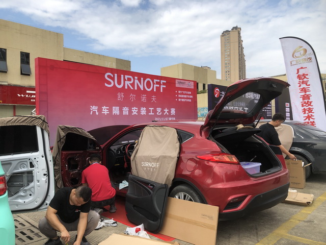 7隔音施工在进行中，各司其职.jpg