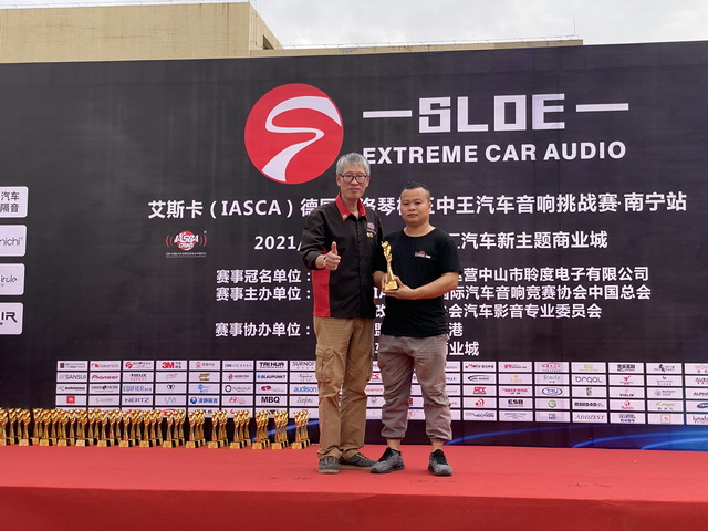 10IASCA裁判长傅柔礼给舒尔诺夫隔音选手颁奖2.jpg