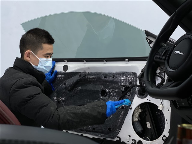 5改装师使用滚轮工具进行压实.jpg