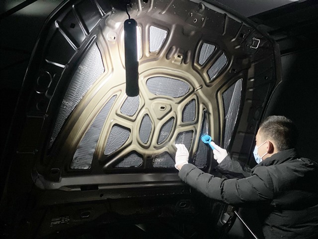 3改装师使用滚轮工具进行压实.jpg