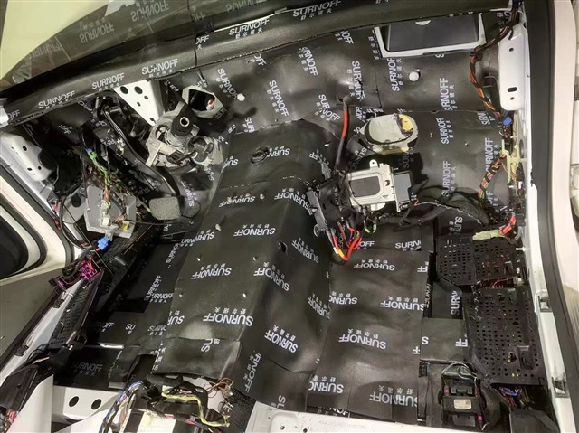 5.贴完第一层减震胶，再贴第二层SO450T隔音垫.jpg