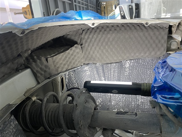 4.轮弧第三层汽车隔音降噪改装，贴SR150高弹棉，吸收各频段的残余噪音.jpg