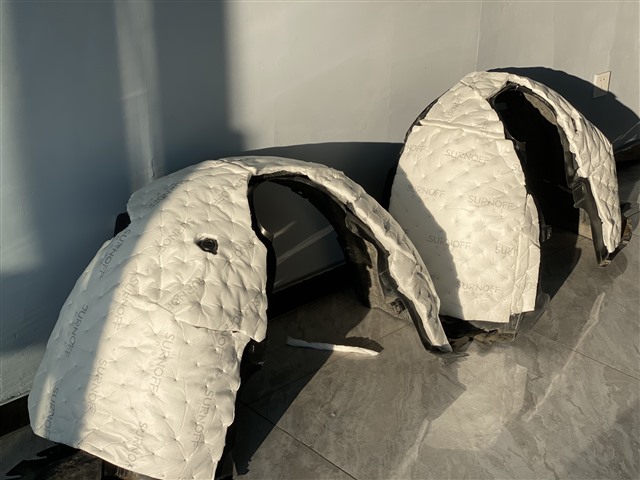6.叶子板第二层贴上SR100白棉，吸收各种残余噪音。.jpg