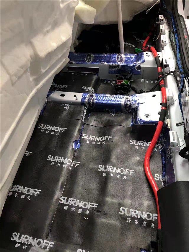 4.底盘用SO450T隔音垫来加厚钣金，并且减少行驶中共振所引起的噪音 (2).jpg