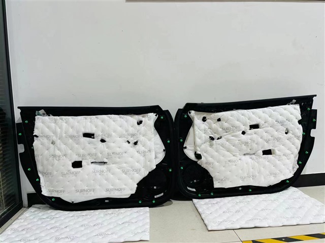 6.门板饰盖贴上SR100白棉进行噪音过滤.jpg