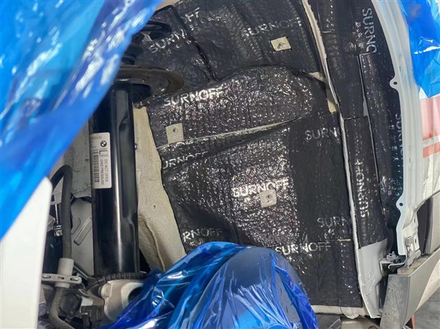 2.轮毂粘贴第一层SU300减震胶.jpg
