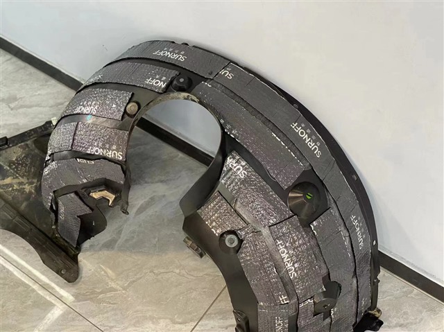 5.叶子板粘贴第一层SU300减震胶.jpg