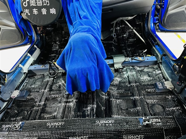 4.底盘使用SU200减震胶做第一层隔音.jpg