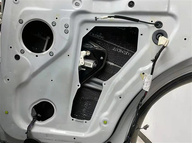 2.门板使用SU200减震胶做第一层隔音处理.jpg