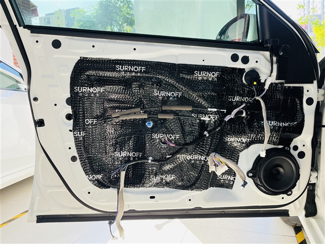 3.门板使用SU200减震胶做隔音处理.jpg
