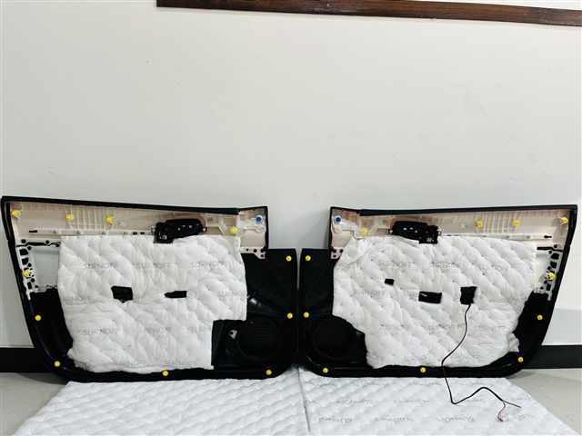 4.门板饰盖使用白棉做吸音处理.jpg