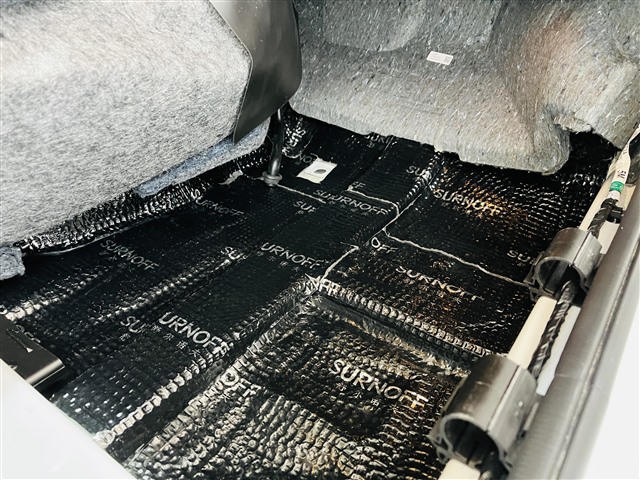 6.脚踏位使用SU200减震胶进行止振隔音.jpg