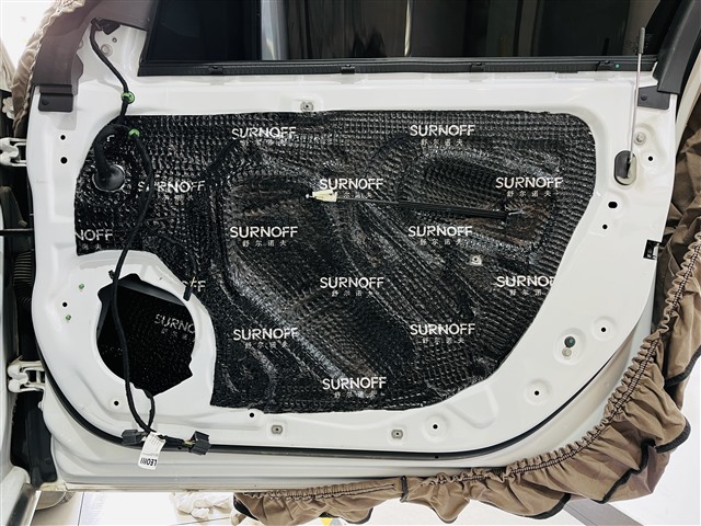 3.前门板使用SU200减震胶进行隔音.jpg