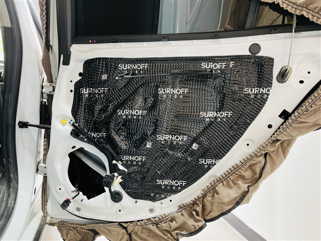 4.后门板使用SU200减震胶进行隔音.jpg