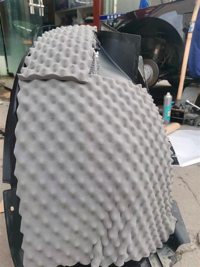 8.叶子板使用SR150高弹棉进行隔音_副本.jpg