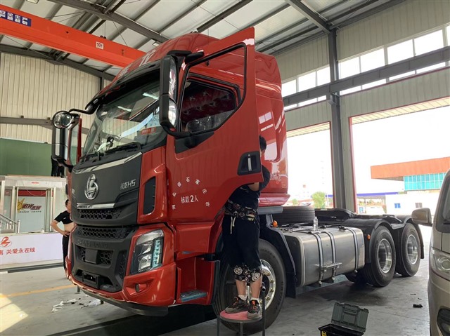 1.隔音车型——东风柳州乘龙H5牵引车.jpg