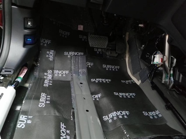 1661249608243343229.jpg 6.脚踏位使用SO450T隔音垫进行第二层隔音处理.jpg