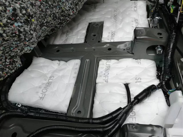 1661249618744163244.jpg 7.脚踏位使用SR100白棉进行第三层隔音处理.jpg