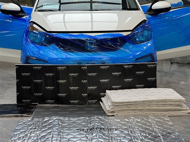 1665301394233371399.jpg 1.本田飞度与隔音材料合影.jpg