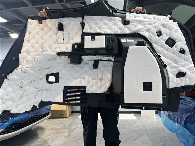 1665453527304513706.jpg 8.拆下来的塑料板使用SR100白棉进行隔音.jpg