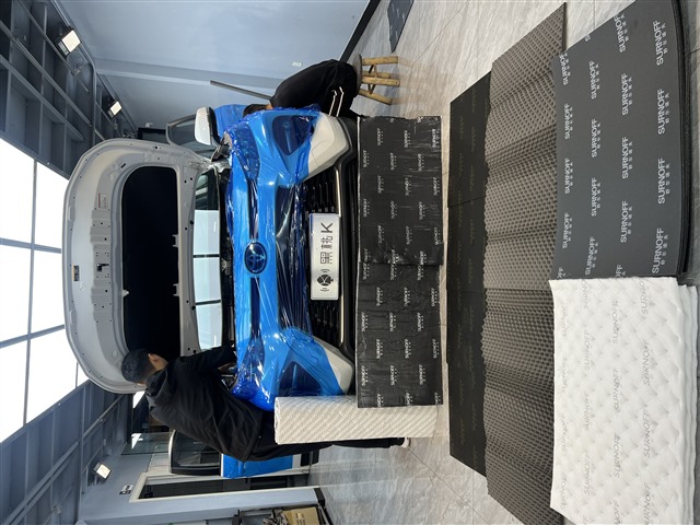 1667039498423968142.jpg 1.22款丰田威兰达与隔音材料合影.jpg