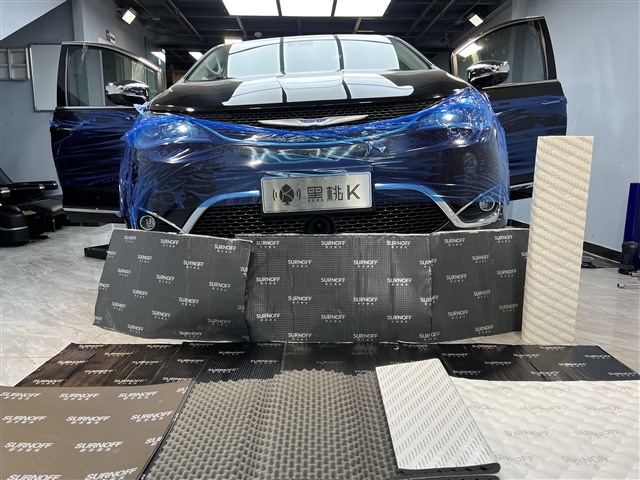 1667283020953777297.jpg 1.2018款克莱斯勒大捷龙与隔音材料合影.jpg