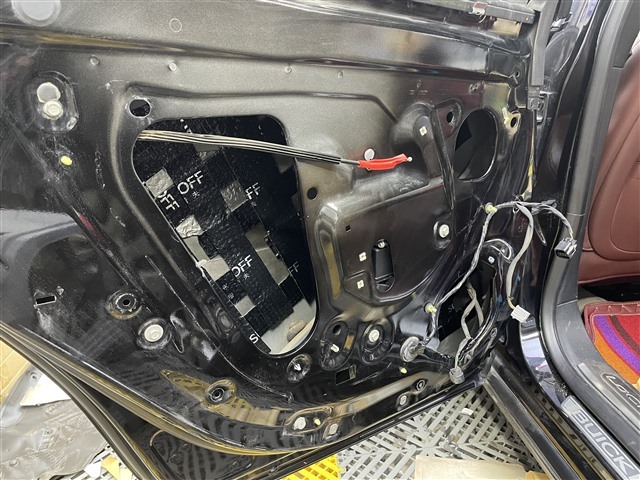 1670577422452121813.jpg 3.贴上第一层隔音.jpg