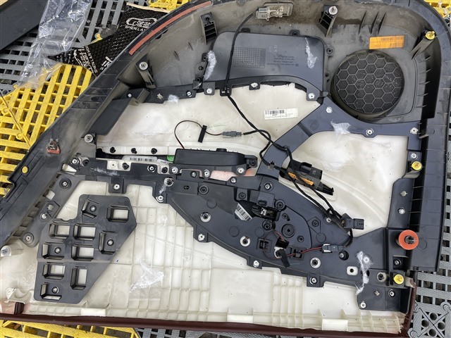 1670577474630413537.jpg 5原车门板饰盖比较粗糙简陋.jpg