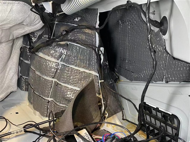 1675850469892949139.jpg 3.内叶子板SU300减震胶.jpg