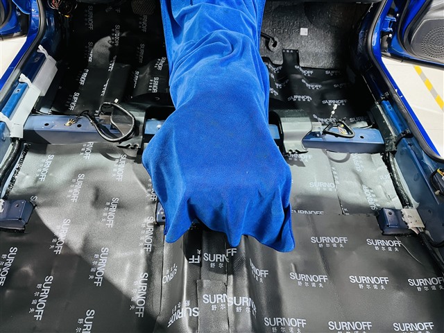 5.底盘使用SO450T隔音垫做第二层隔音.jpg