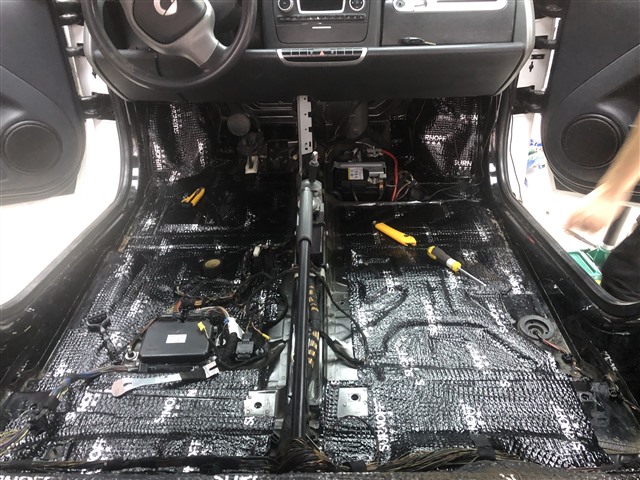 1695096001891565427.jpg 3.脚踏位使用SU2.5减震胶.jpg