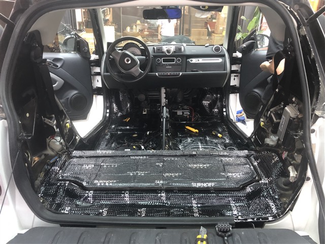 1695096045329933227.jpg 4.底盘尾箱使用SU200减震胶.jpg