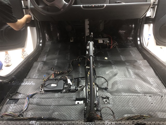 1695096083187453877.jpg 3-1脚踏位使用舒尔诺夫隔音垫.jpg